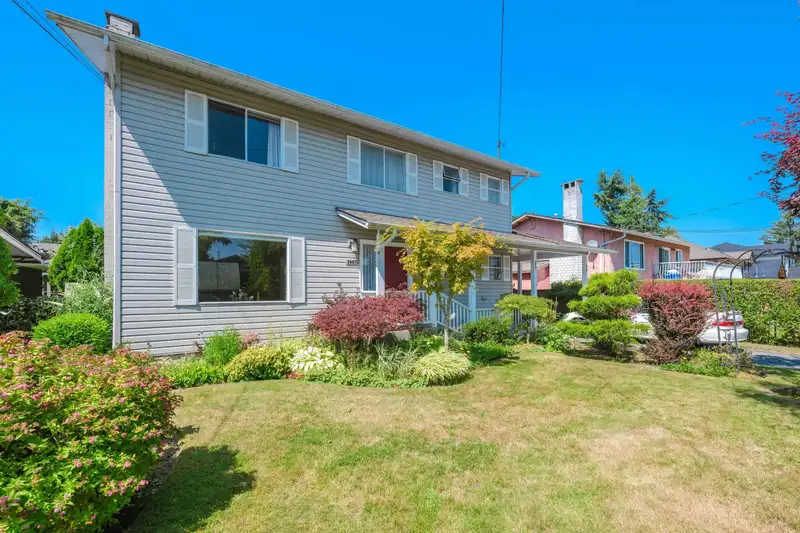 9497 118 STREET - photo 3 of 40
