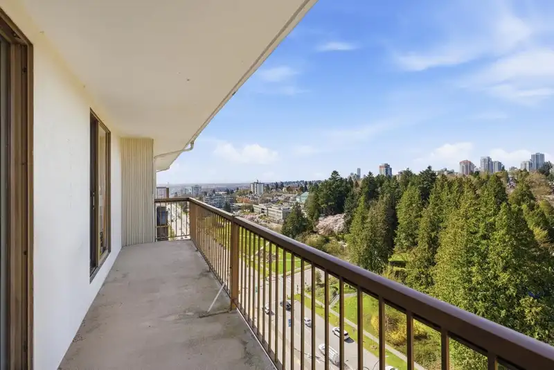 1605 320 ROYAL AVENUE - photo 2 of 36