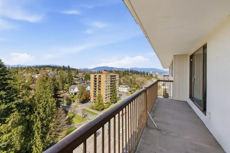 1605 320 ROYAL AVENUE - photo 3 of 36