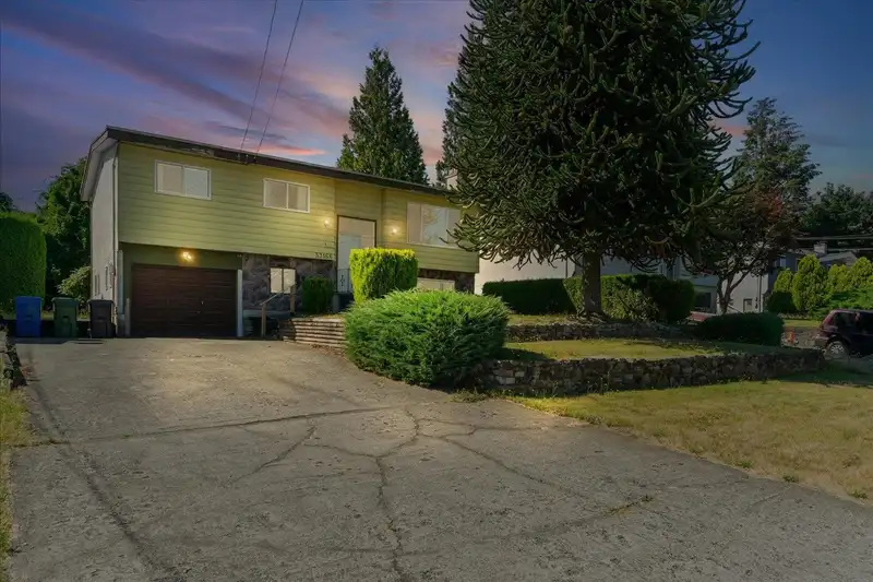 33166 HAWTHORNE AVENUE - photo 1 of 35