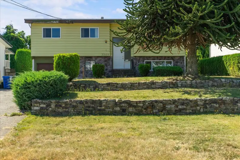33166 HAWTHORNE AVENUE - photo 2 of 35