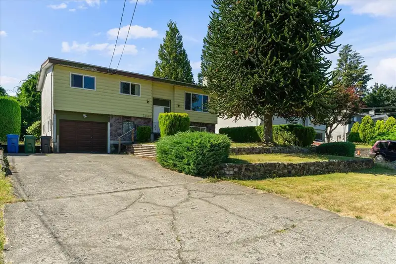 33166 HAWTHORNE AVENUE - photo 3 of 35