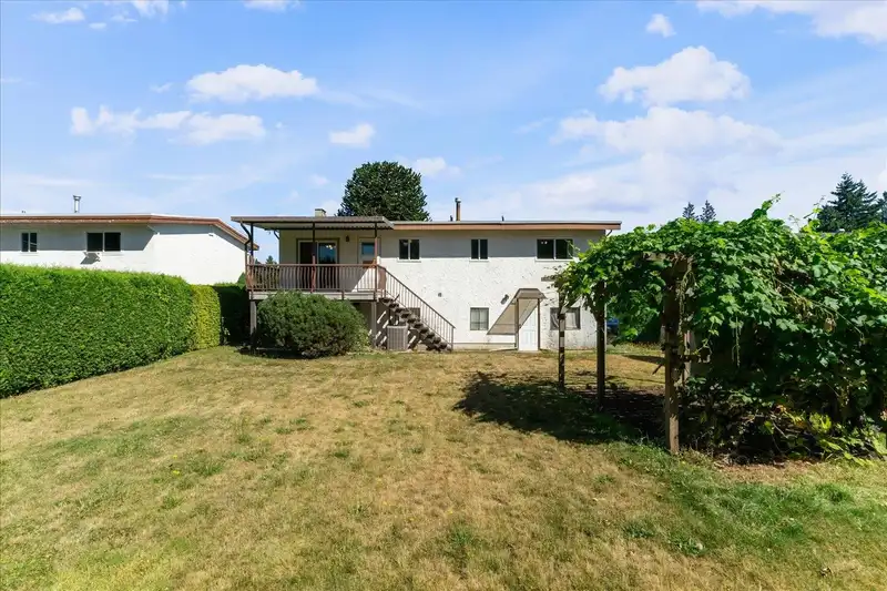 33166 HAWTHORNE AVENUE - photo 4 of 35