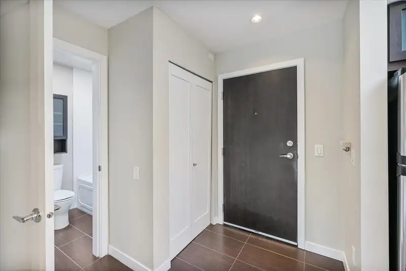 411 405 SKEENA STREET - photo 3 of 29
