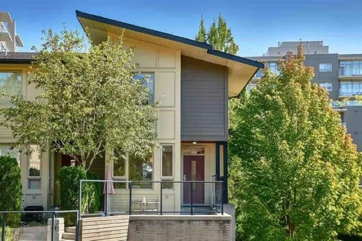 132 9229 UNIVERSITY CRESCENT - photo 1 of 12