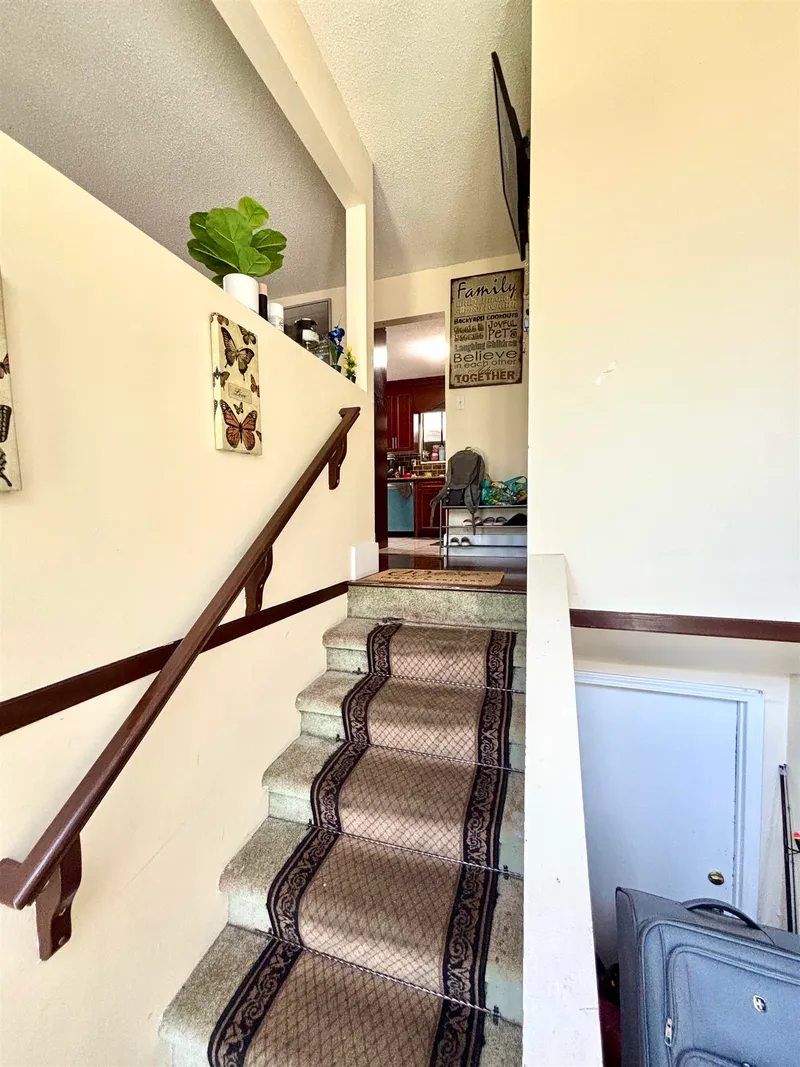 14863 87A AVENUE - photo 2 of 17