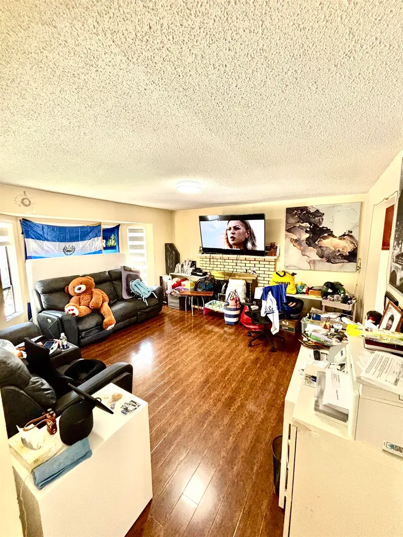 14863 87A AVENUE - photo 4 of 17