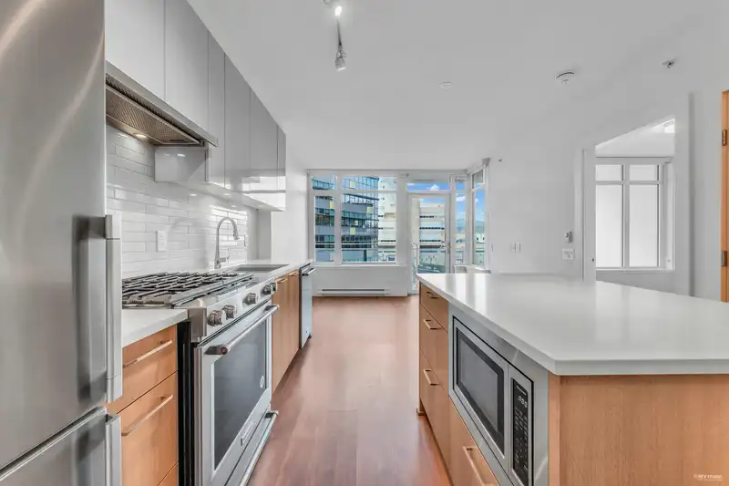 605 258 NELSON'S COURT - photo 4 of 36