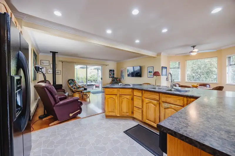 23215 122B AVENUE - photo 4 of 40