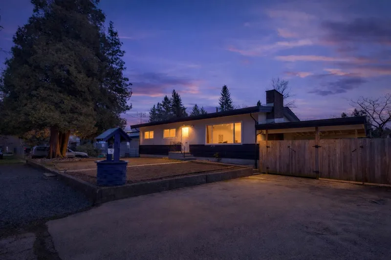 32140 BUECKERT AVENUE - photo 4 of 25