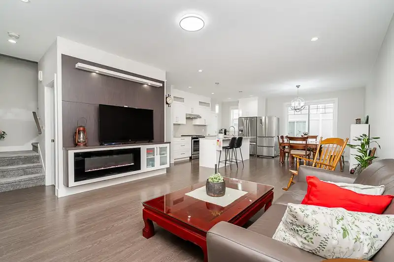 59 19501 74 AVENUE - photo 1 of 39