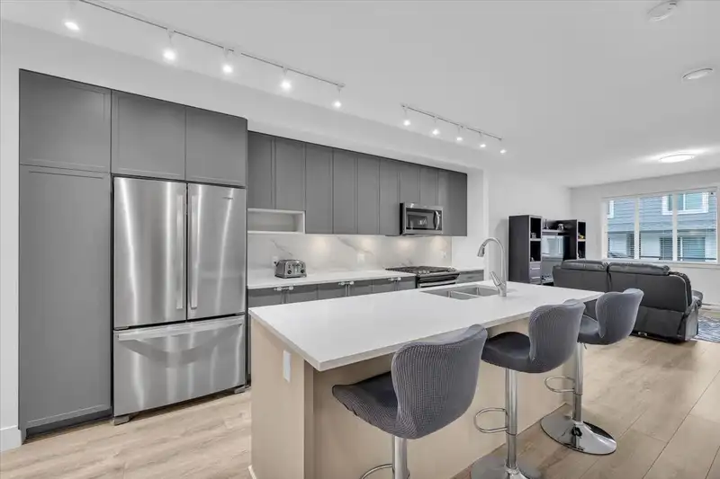 35 9718 161A STREET - photo 4 of 19