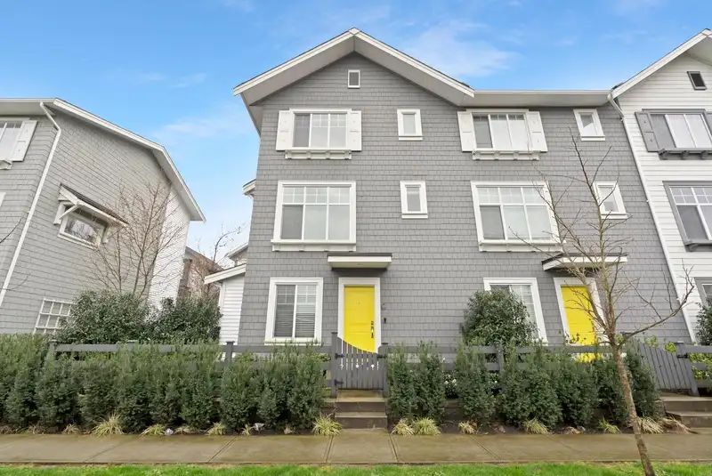 18 15489 99A AVENUE - photo 1 of 32