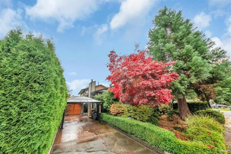 6578 130A STREET - photo 2 of 25