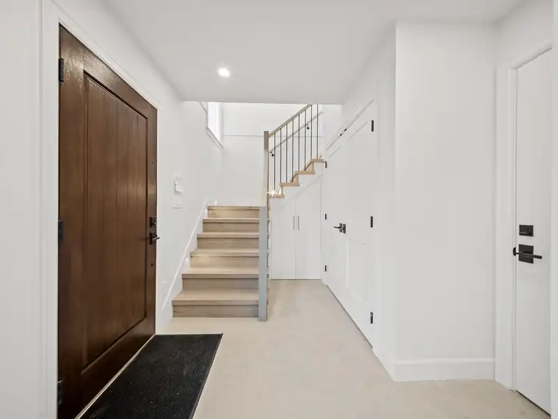 4 3786 PETER STREET - photo 4 of 22