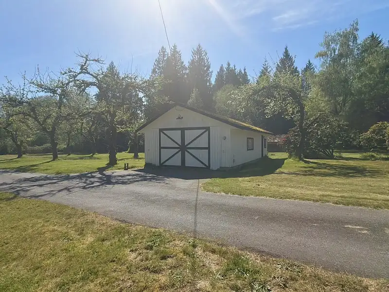 1346 RUSSELL ROAD - photo 3 of 36
