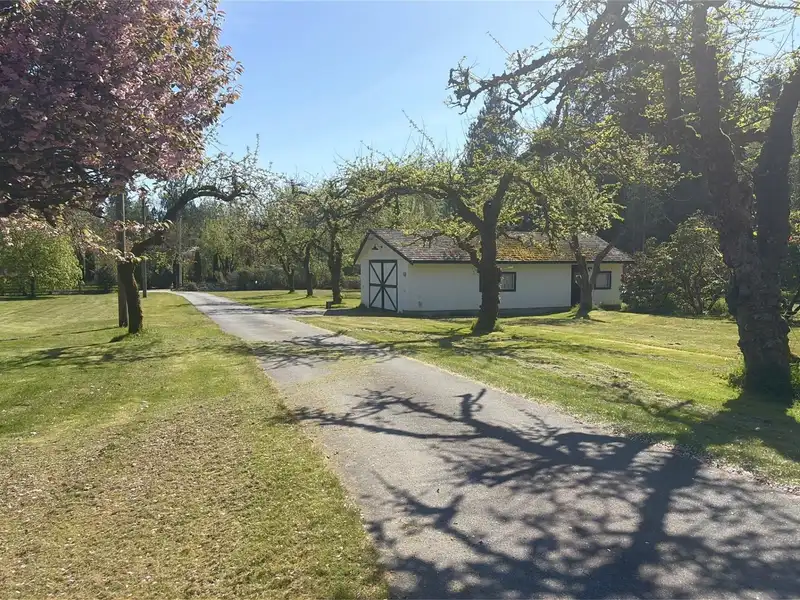 1346 RUSSELL ROAD - photo 4 of 36
