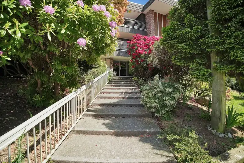 105 1330 MARTIN STREET - photo 2 of 14