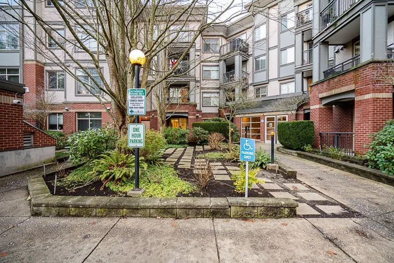 117 10499 UNIVERSITY DRIVE - photo 3 of 25