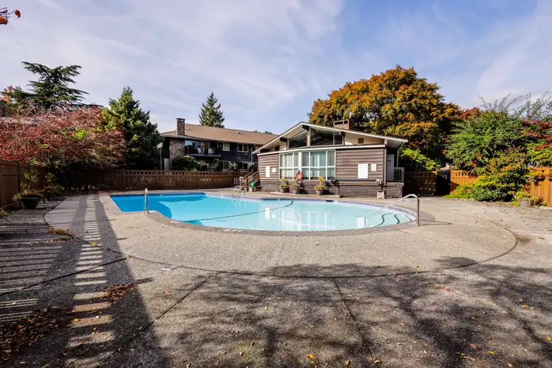 411 555 W 28TH STREET - photo 3 of 22
