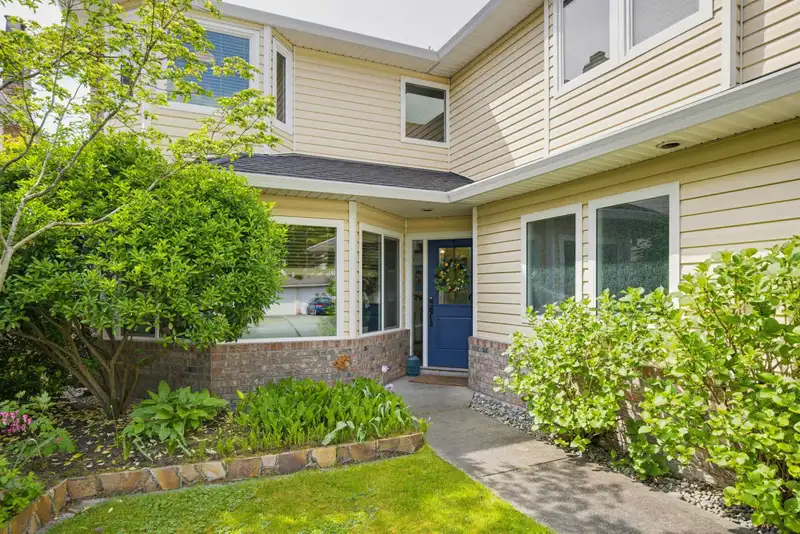 5954 49 AVENUE - photo 2 of 40