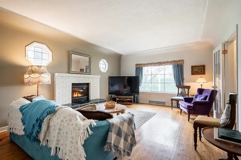 902 FOURTH STREET - photo 3 of 37