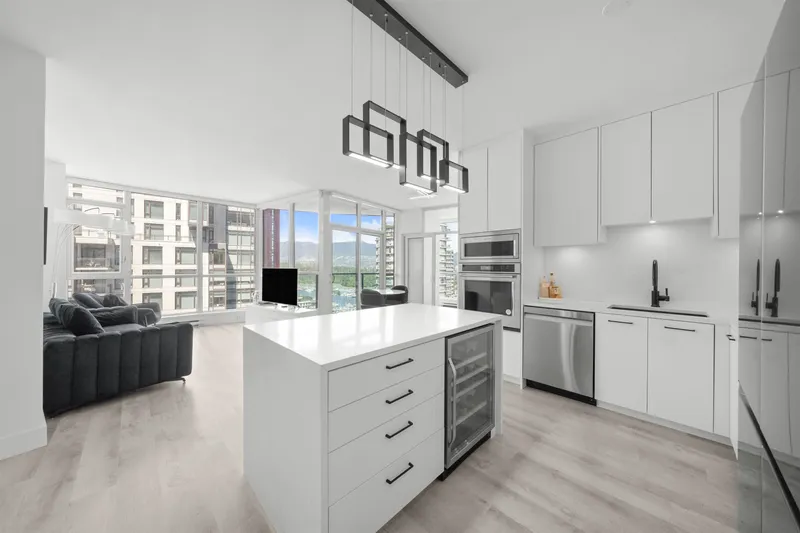 2201 1189 MELVILLE STREET - photo 1 of 25