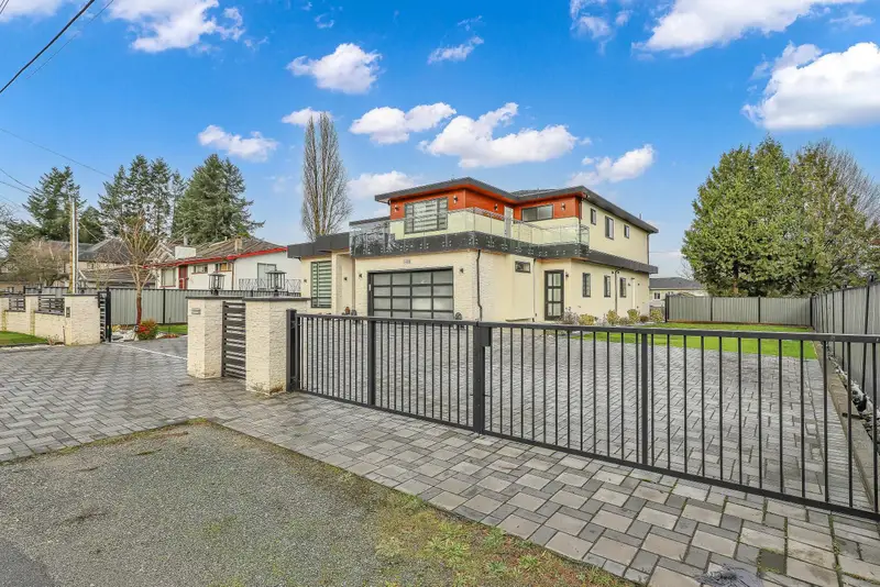 13561 79A AVENUE - photo 4 of 25