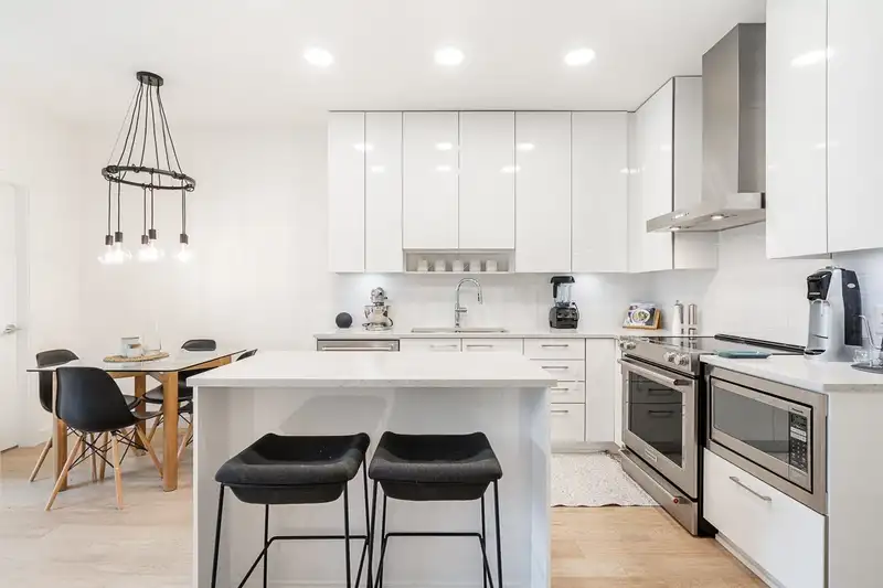 314 5460 BROADWAY - photo 2 of 23
