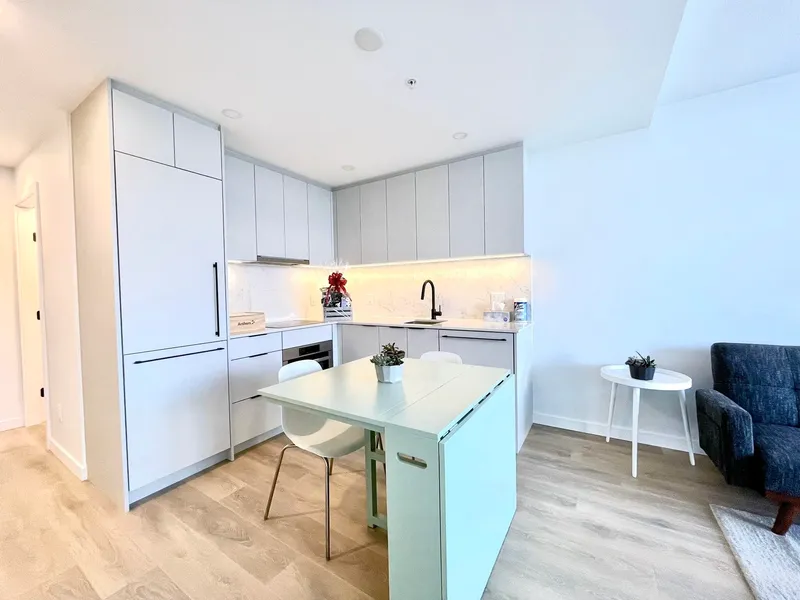 2501 13685 102 AVENUE - photo 1 of 8