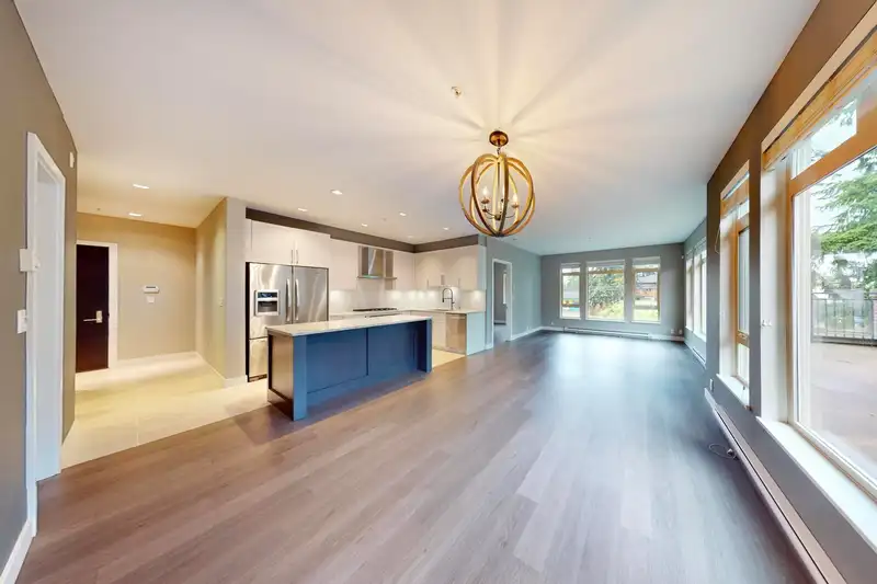 213 15360 20 AVENUE - photo 2 of 31