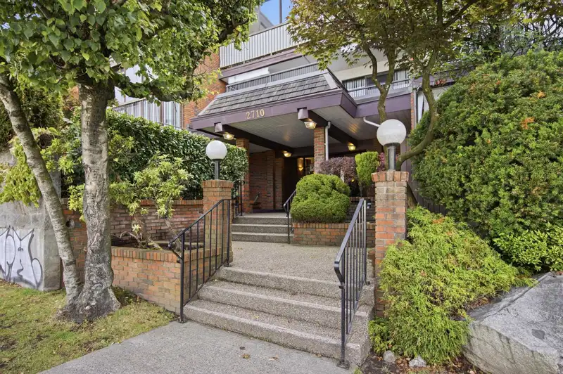 307 2710 LONSDALE AVENUE - photo 2 of 20