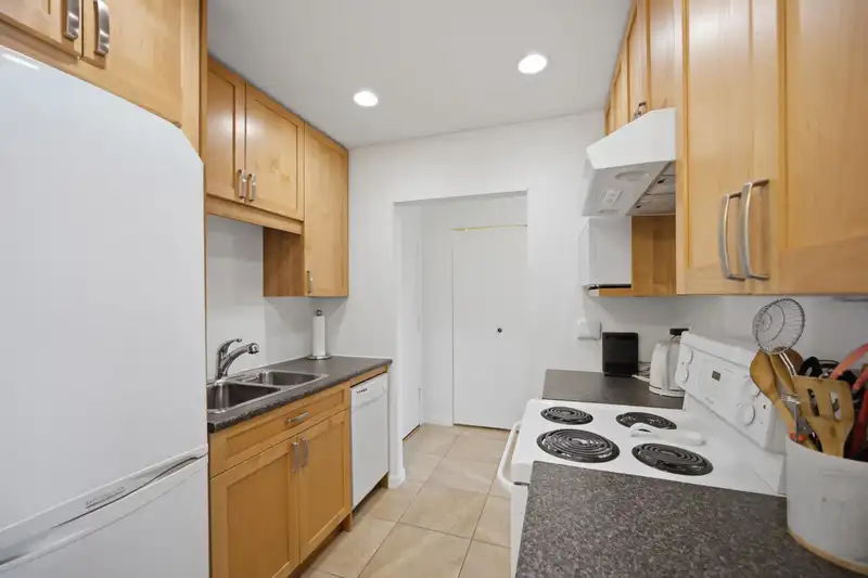 307 2710 LONSDALE AVENUE - photo 4 of 20