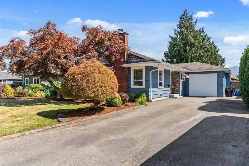 46222 MCCAFFREY BOULEVARD - photo 4 of 35