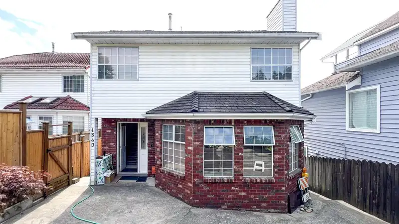 1860 SE MARINE DRIVE - photo 1 of 29