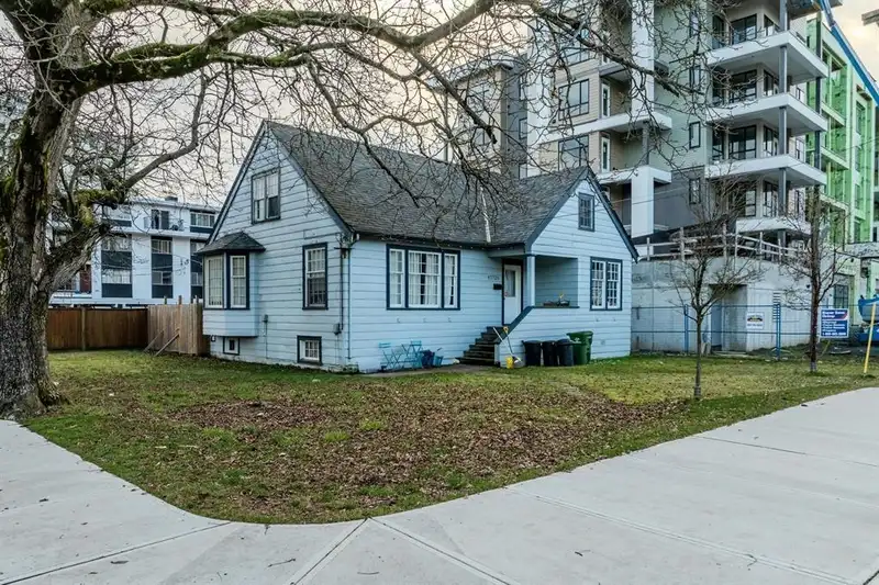 45726 SPADINA AVENUE - photo 1 of 39