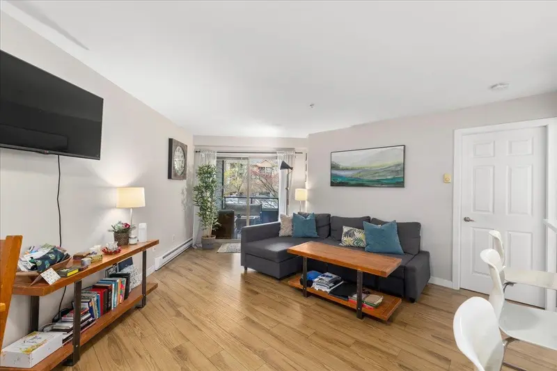 3220 240 SHERBROOKE STREET - photo 4 of 23