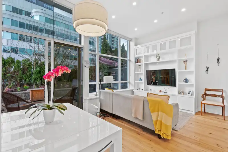 403 821 CAMBIE STREET - photo 1 of 33