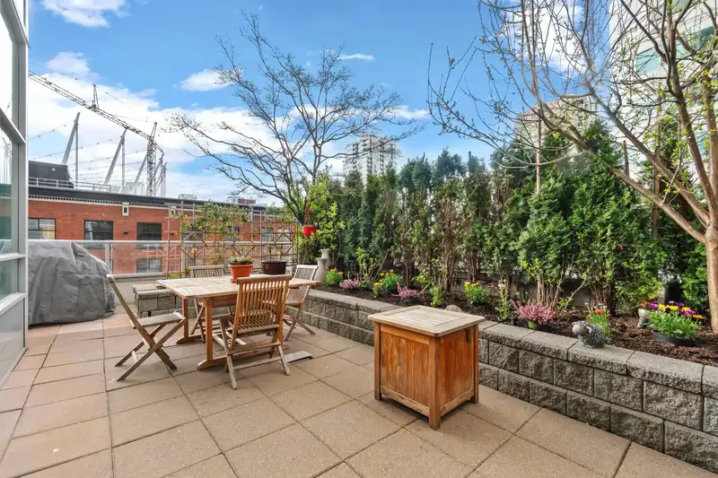 403 821 CAMBIE STREET - photo 2 of 33