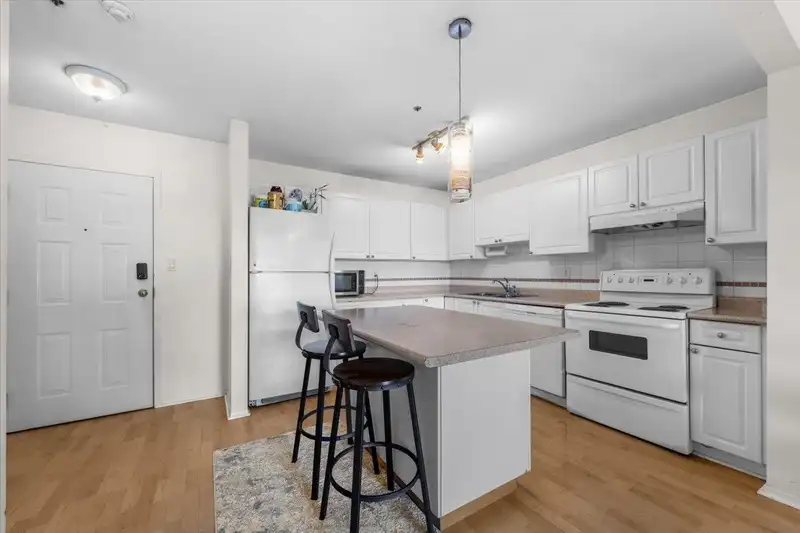 819 1310 CARIBOO STREET - photo 3 of 35