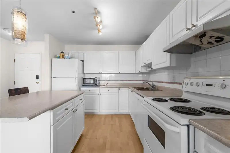 819 1310 CARIBOO STREET - photo 4 of 35