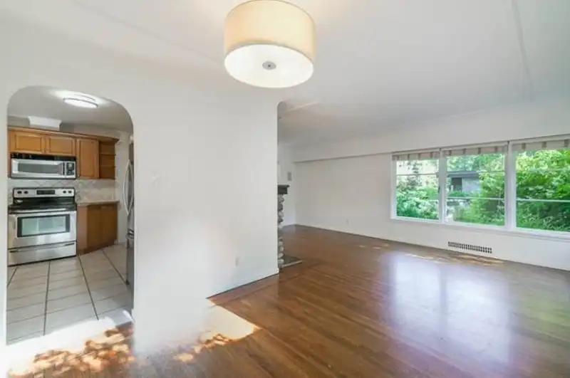 905 LAWSON AVENUE - photo 4 of 40