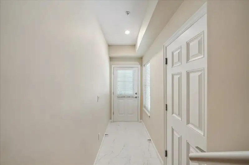 55 20831 70 AVENUE - photo 3 of 34