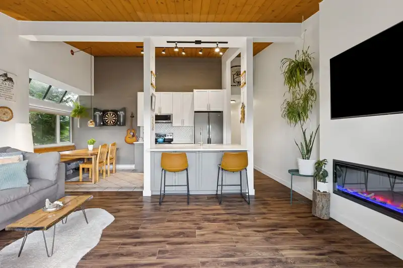 302 146 E 18TH STREET - photo 1 of 24