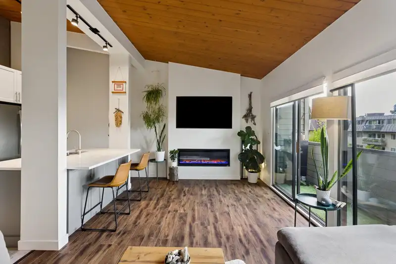 302 146 E 18TH STREET - photo 2 of 24