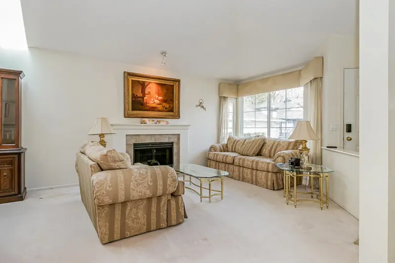 33 17917 68 AVENUE - photo 3 of 25