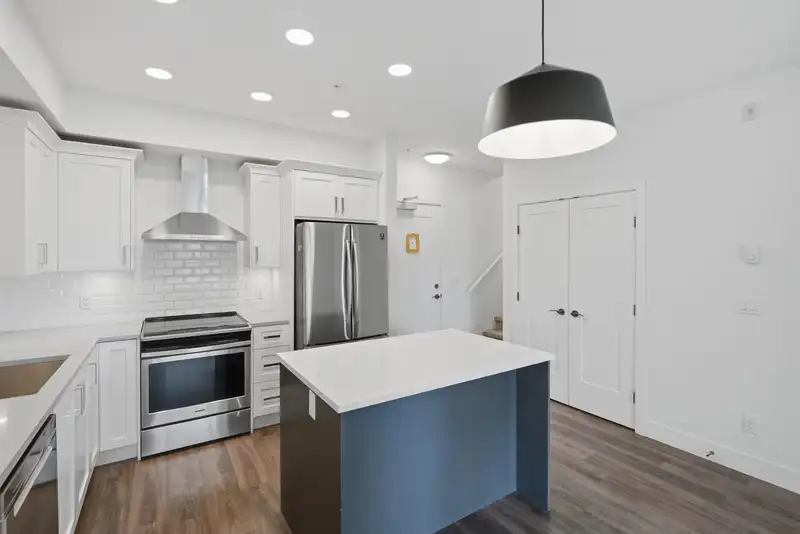302 33568 GEORGE FERGUSON WAY - photo 3 of 30