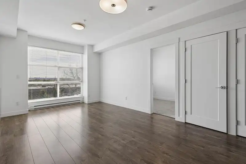 205 827 RODERICK AVENUE - photo 3 of 30