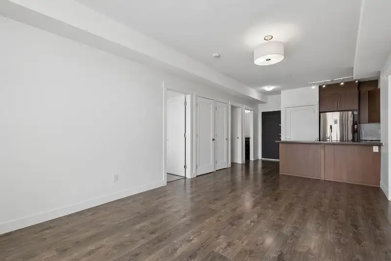205 827 RODERICK AVENUE - photo 4 of 30
