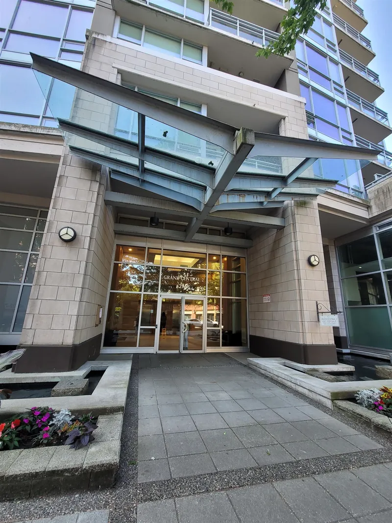 3105 2968 GLEN DRIVE - photo 2 of 25